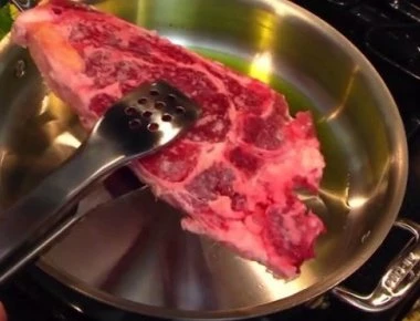 Πώς να τηγανίσετε μια μπριζόλα απευθείας από την κατάψυξη (βίντεο)